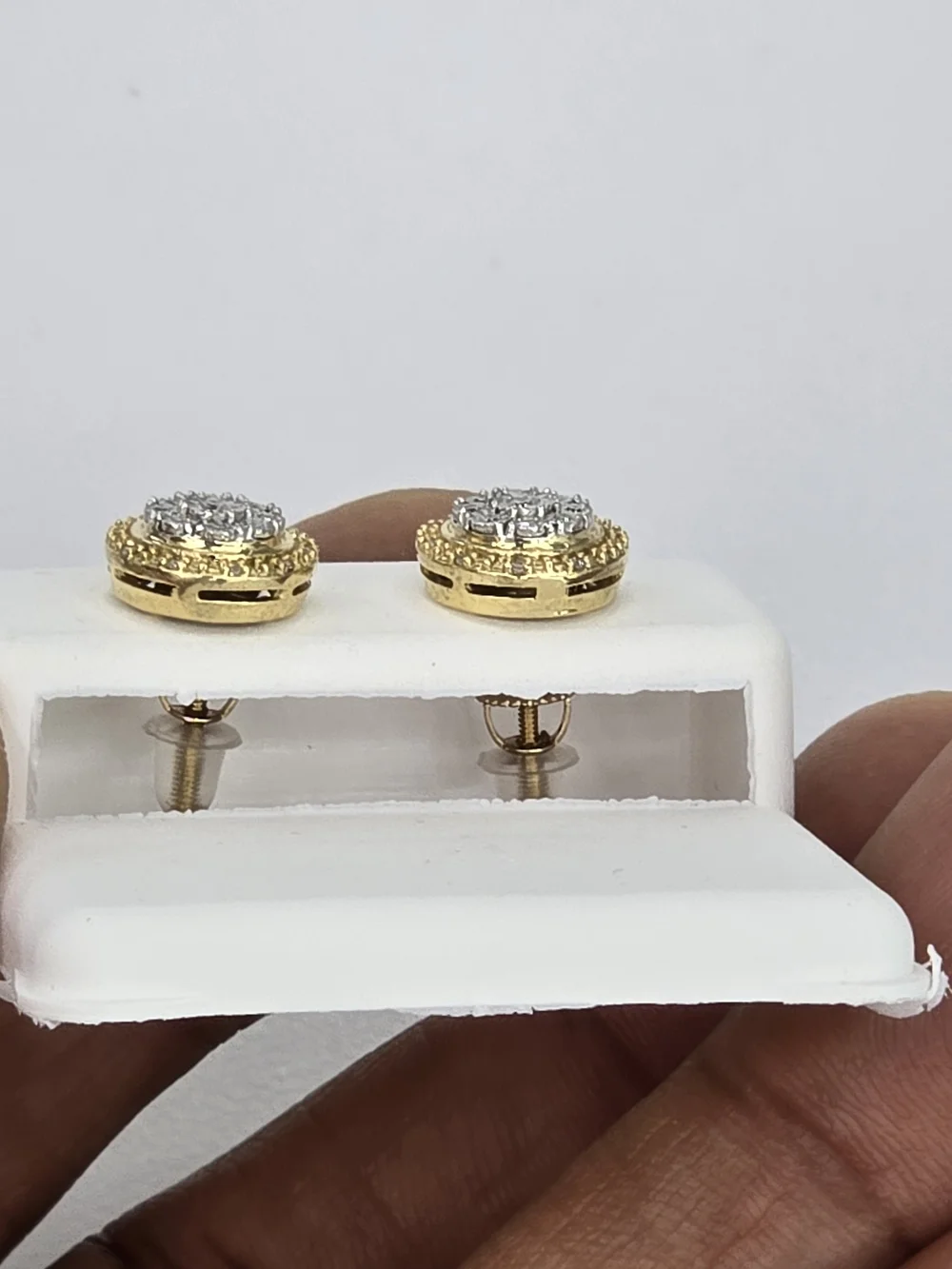 Real Diamond 10k Gold Round Stud Earring